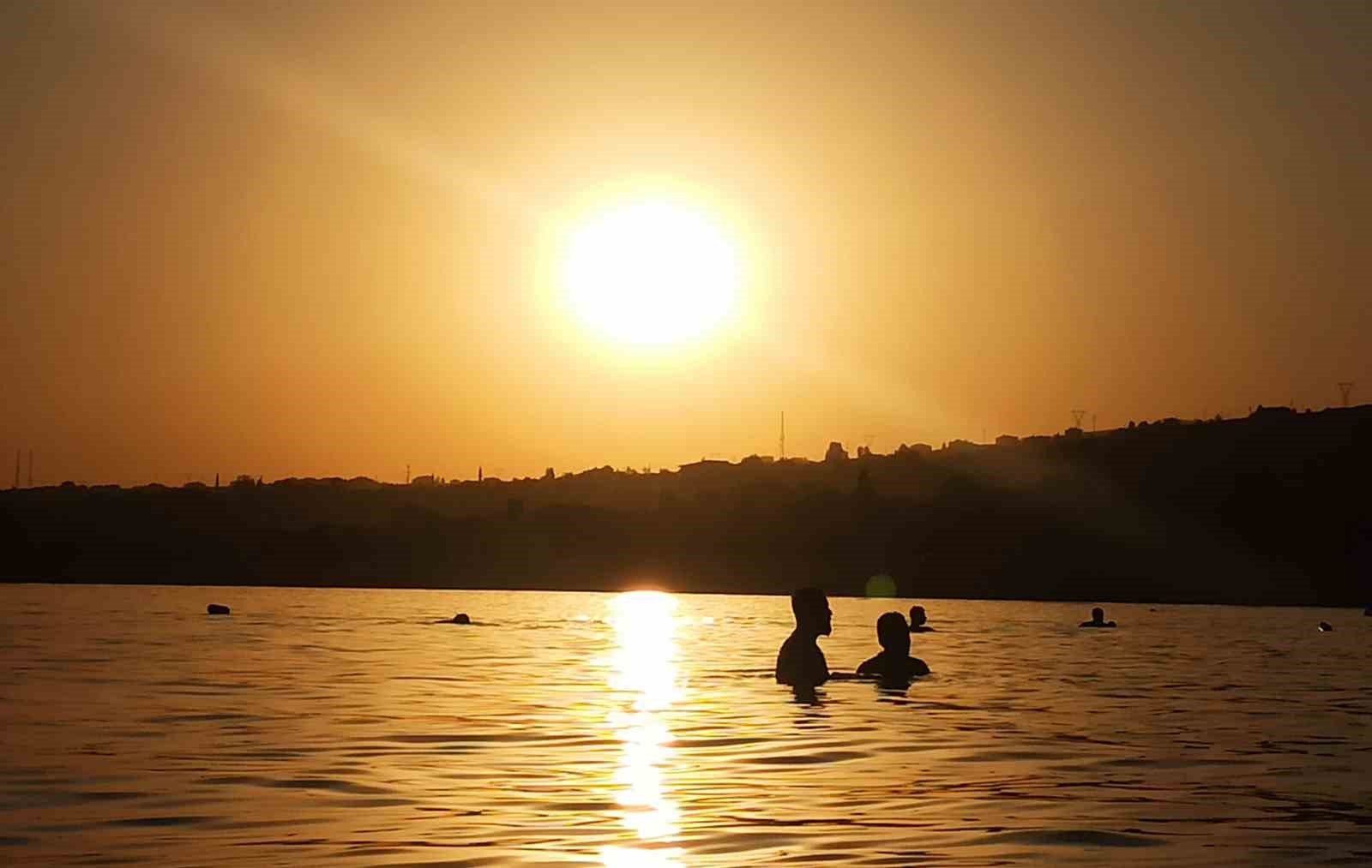 Van Gölü’nde gün batımında yüzme keyfi
