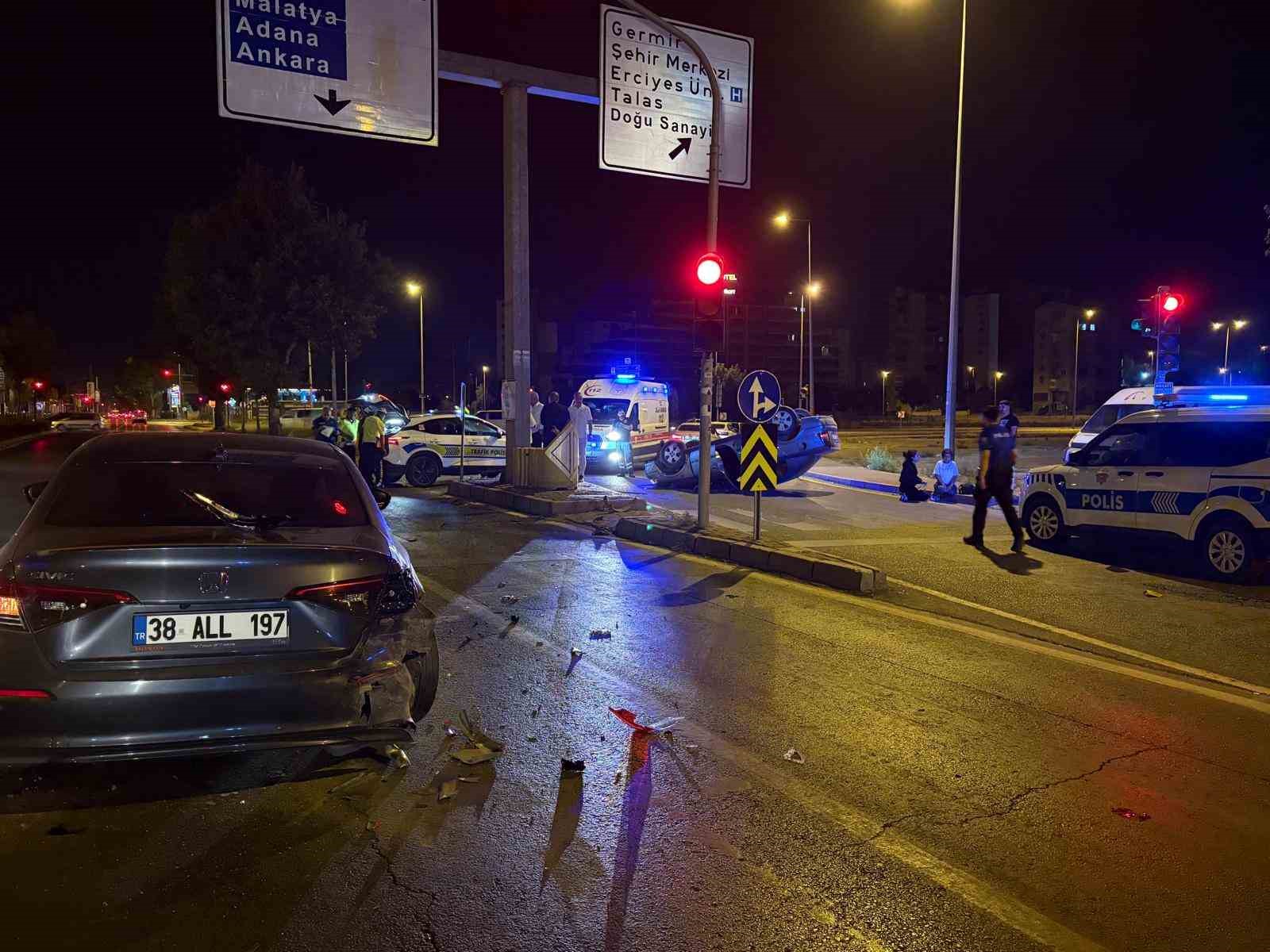 Işıkta bekleyen otomobile arkadan çarpıp, takla attı