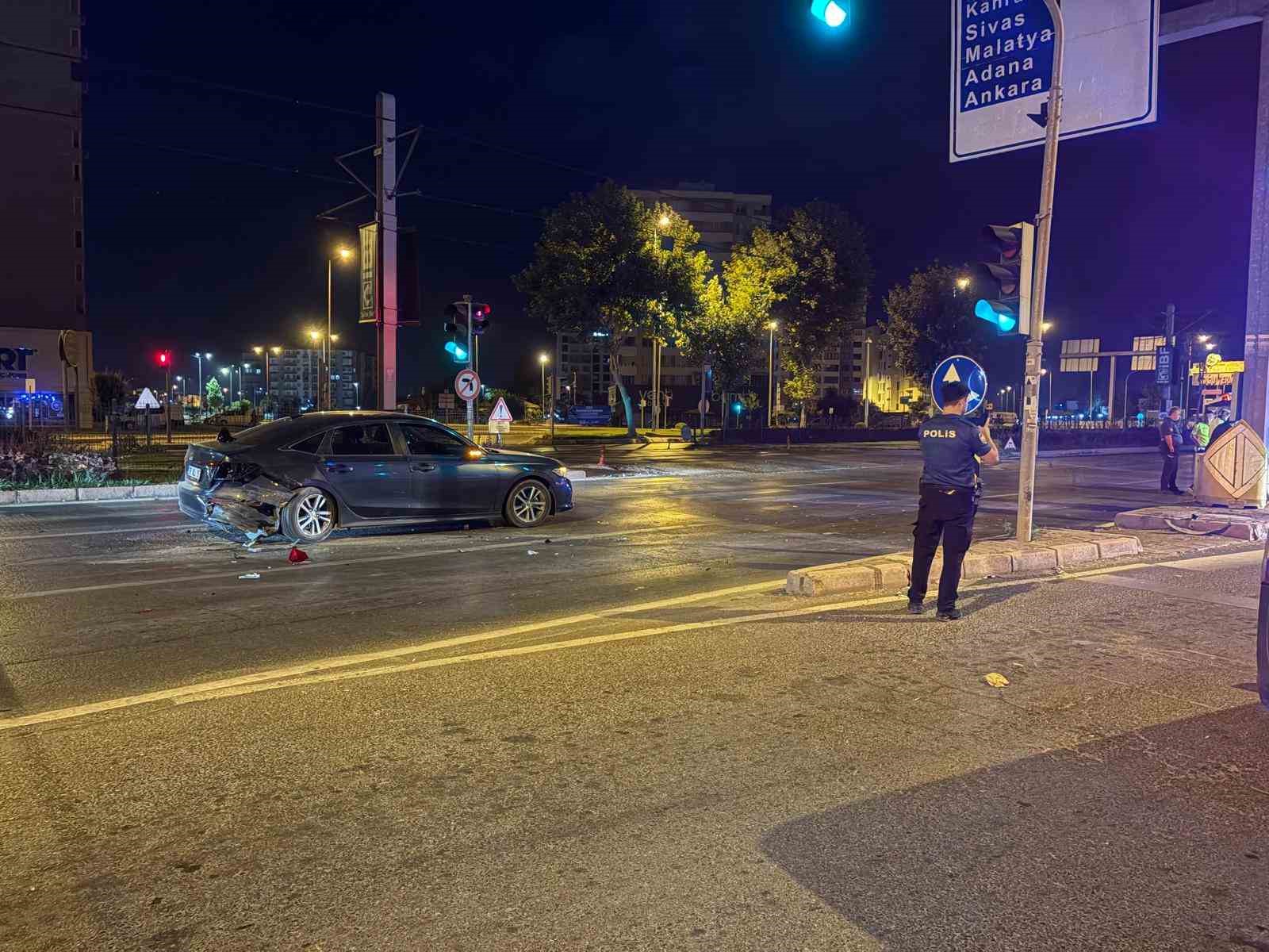 Işıkta bekleyen otomobile arkadan çarpıp, takla attı