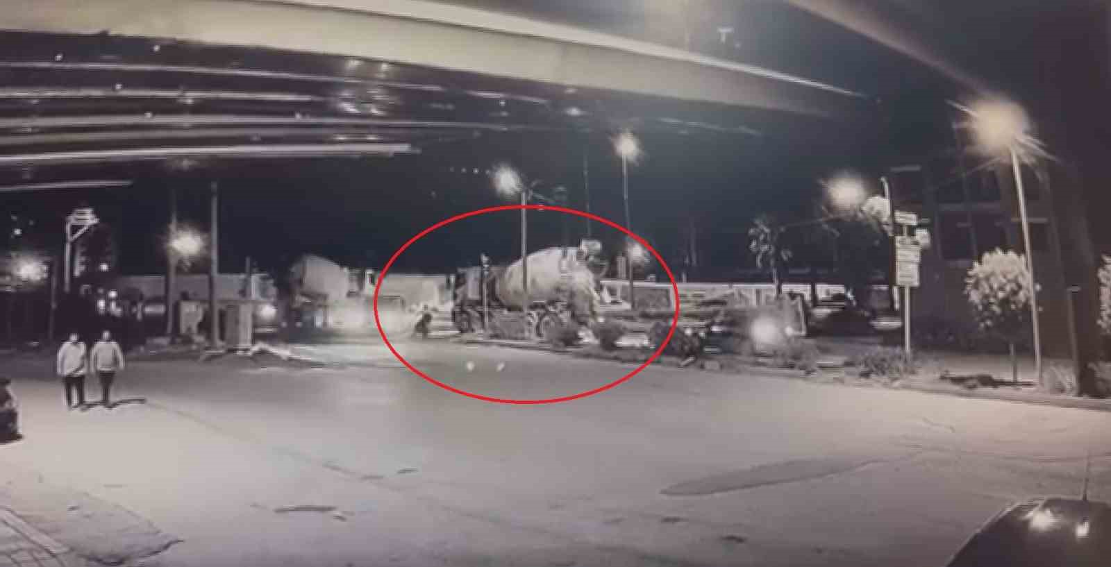 Beton mikserinin ezdiği motosikletin sürücüsü son anda kurtuldu