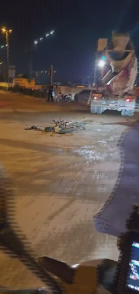 Beton mikserinin ezdiği motosikletin s&uuml;r&uuml;c&uuml;s&uuml; son anda kurtuldu
