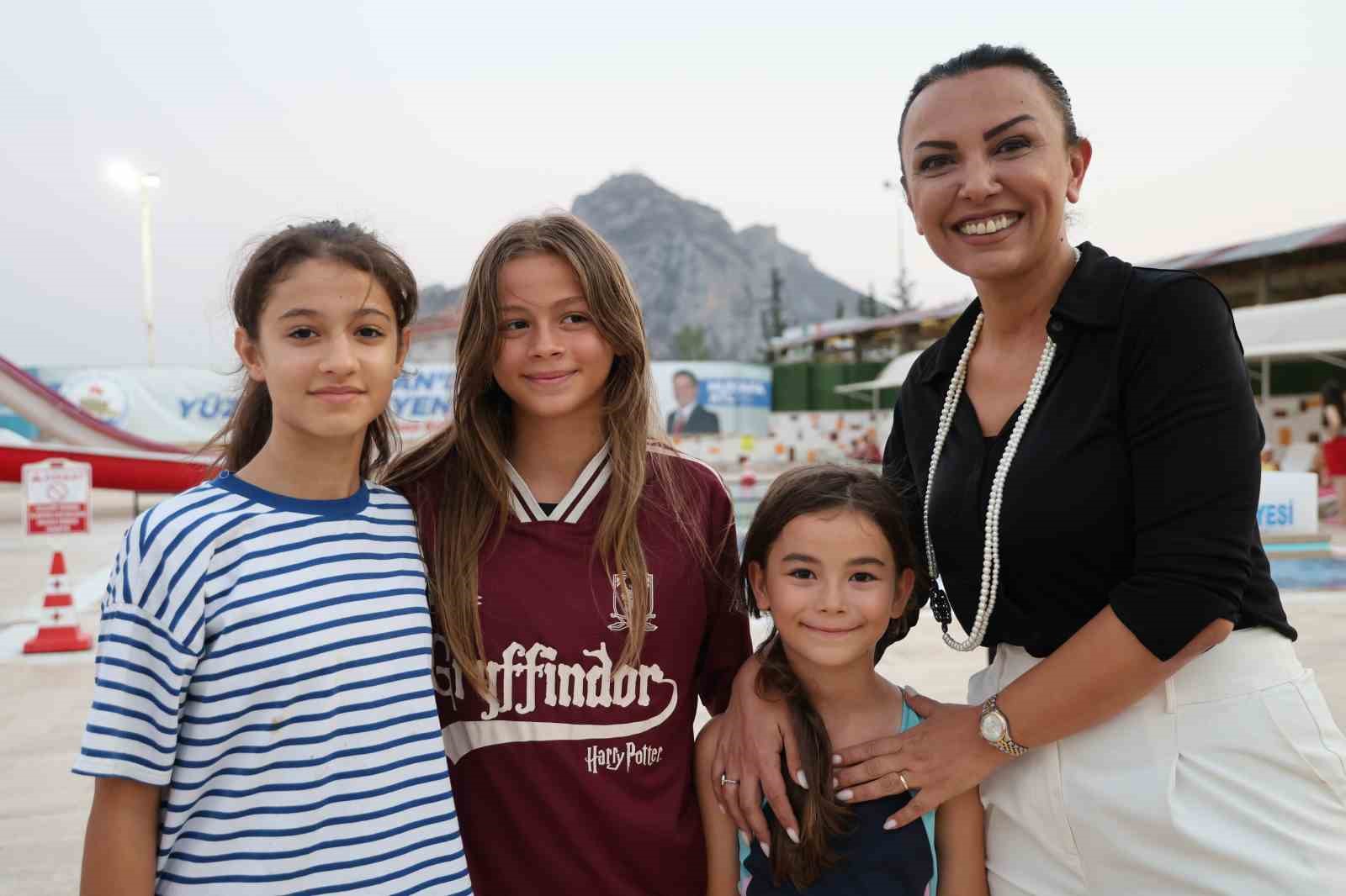 &Ouml;zel bireyler havuzda engellerini aştı, 500 &ccedil;ocuk y&uuml;zme &ouml;ğrendi
