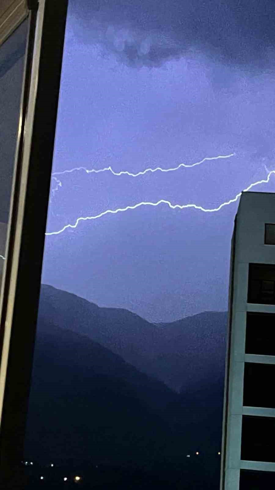 Bursa&rsquo;da şimşekler geceyi aydınlattı
