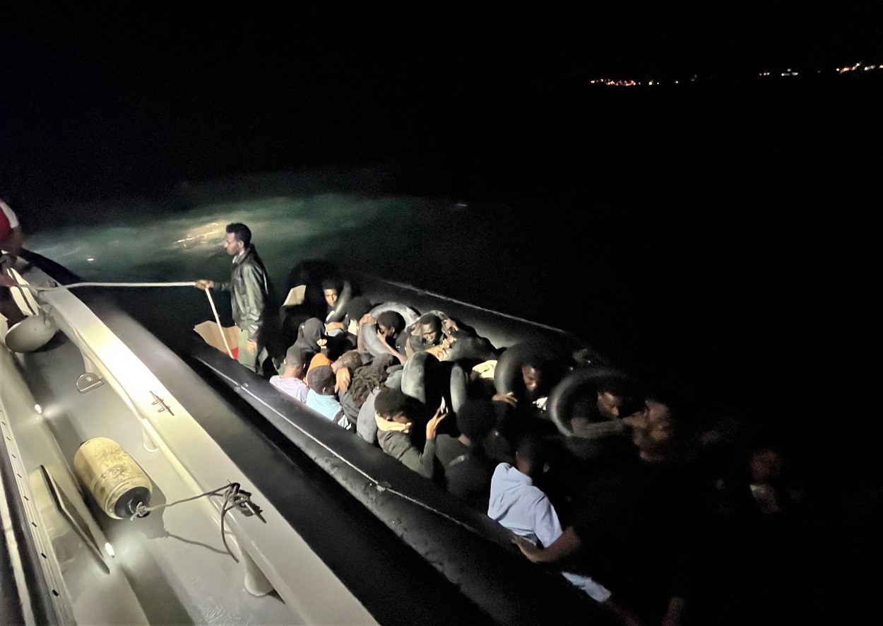 İzmir&rsquo;de 102 d&uuml;zensiz g&ouml;&ccedil;men yakalandı
