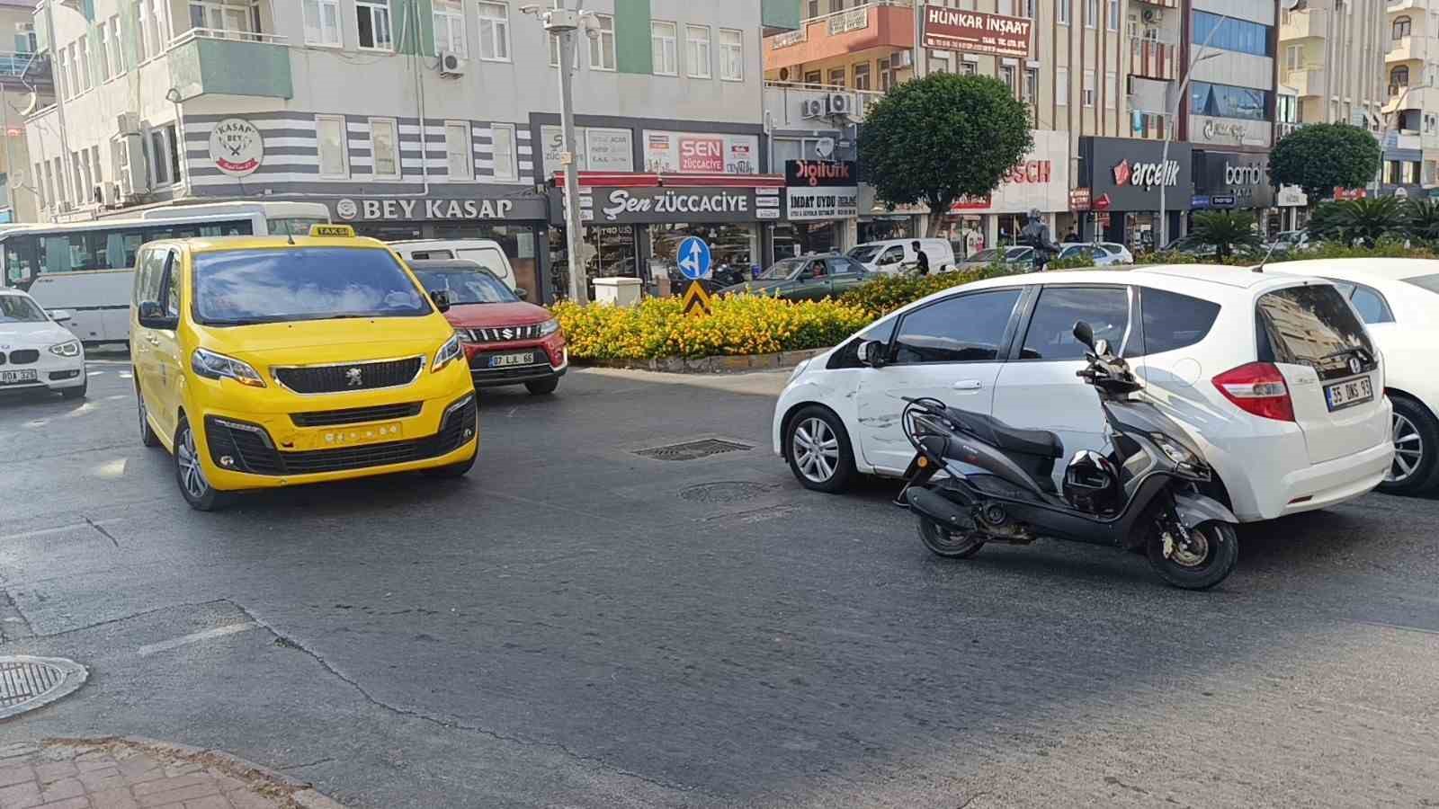 Ticari taksiyle &ccedil;arpışan motosiklet savrulup başka bir otomobile &ccedil;arptı: 1 yaralı
