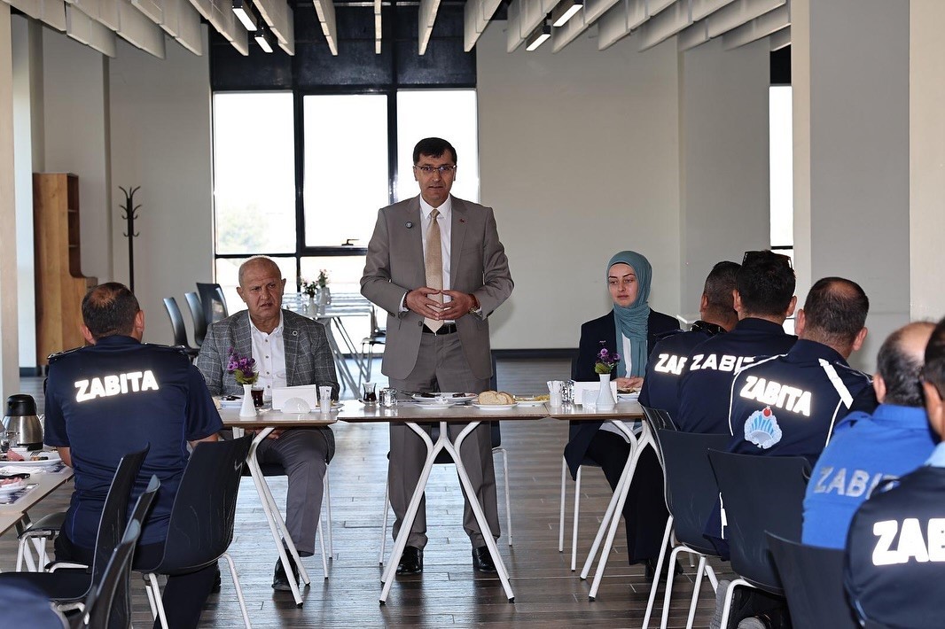 Başkan Ey&uuml;p Kahveci, zabıta personeli ile kahvaltıda buluştu
