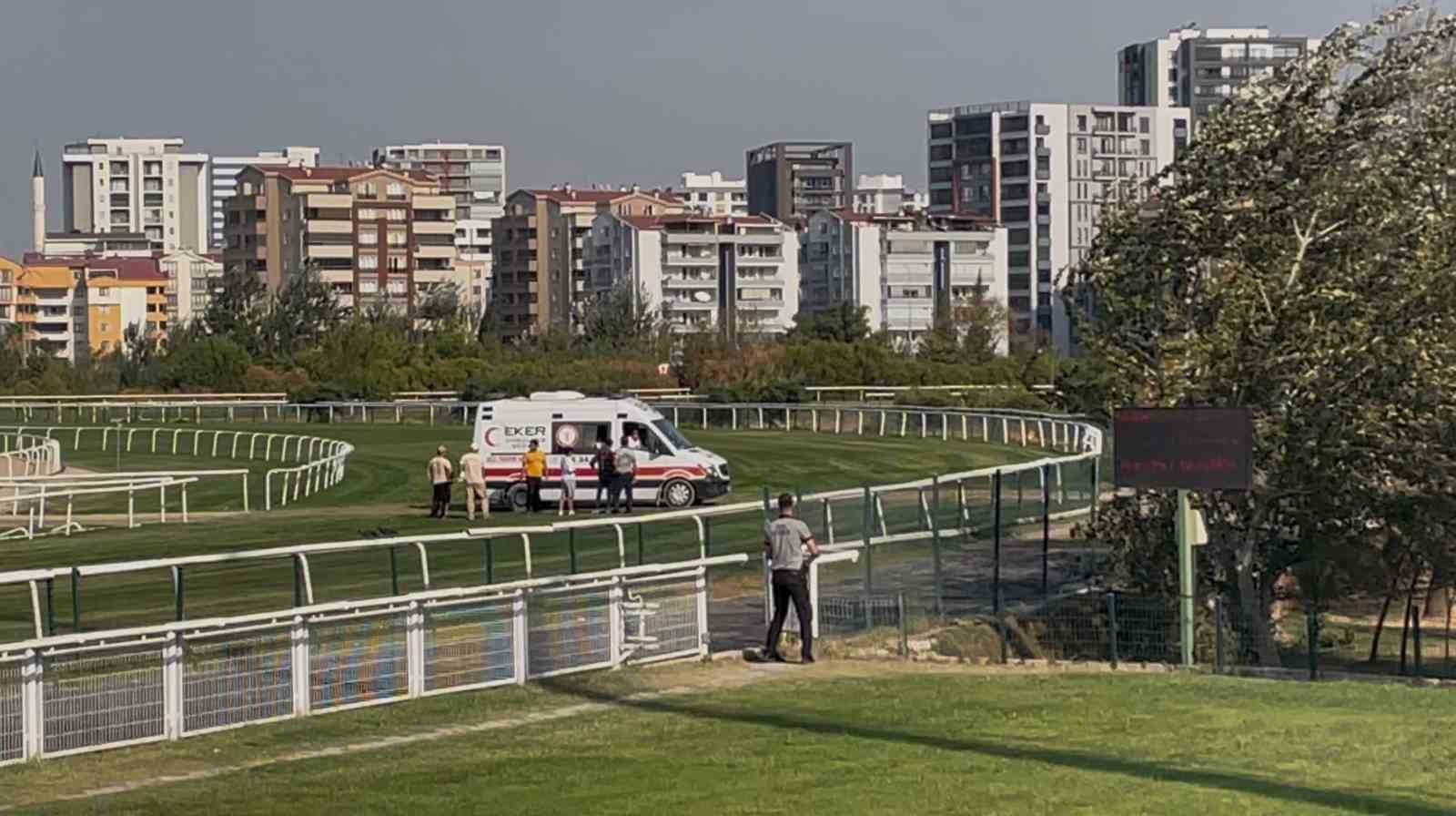 Attan düşen jokeyin yerine yarıştı birinci oldu
