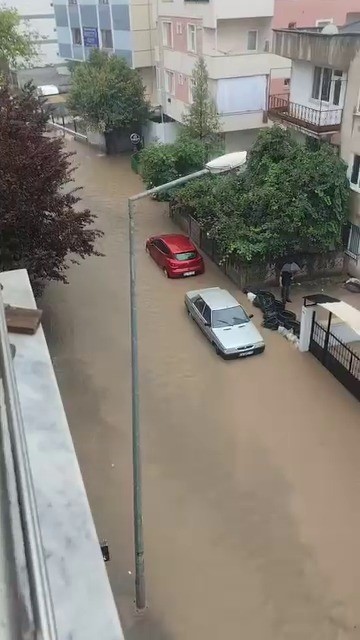 Bursa&rsquo;yı sağanak vurdu, cadde ve sokaklar sular altında kaldı