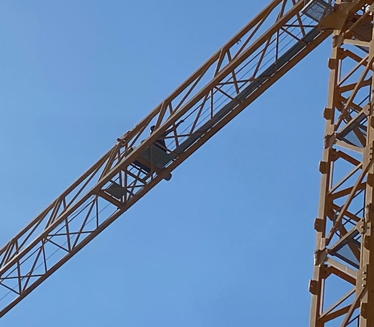 Parasını alamadığını iddia eden işçi kule vince çıktı
