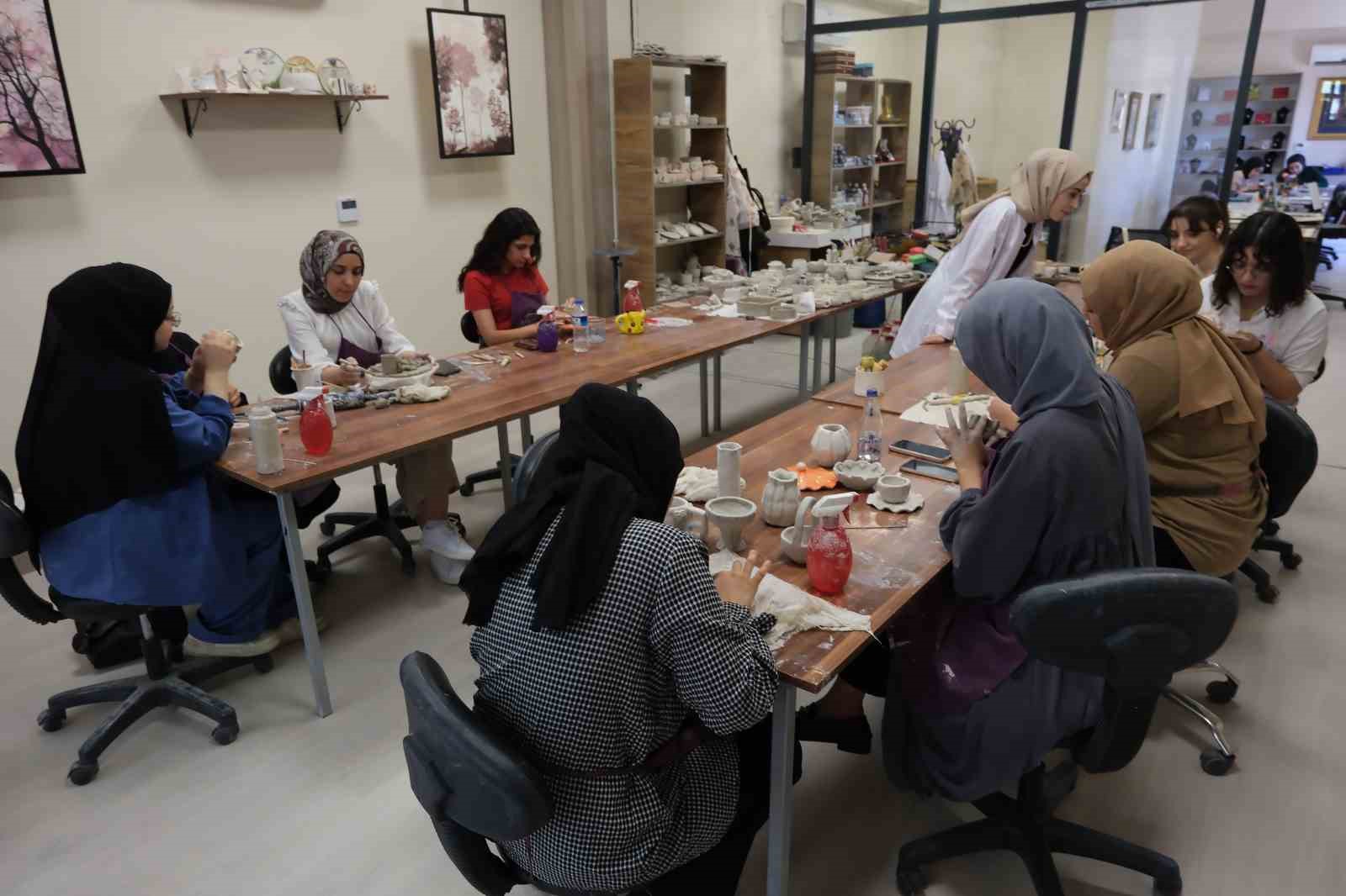 Ressamların eserleri Şanlıurfalı kadınların ellerinde seramiklere yansıtılıyor