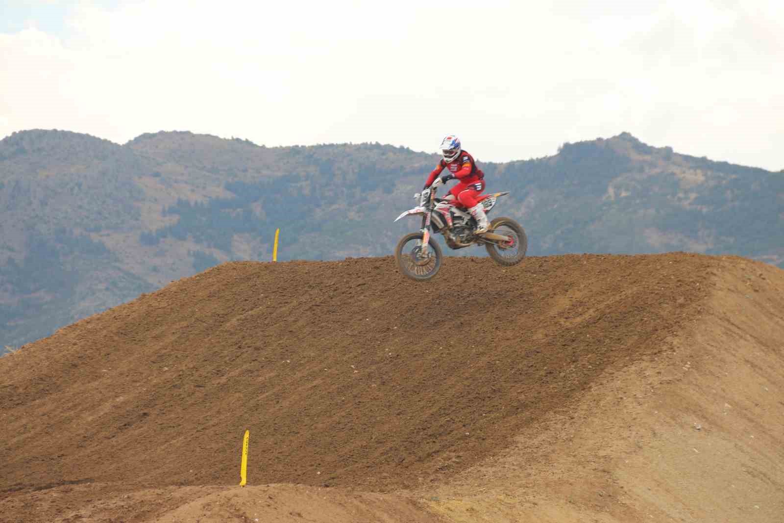 MXGP sıralama yarışları başladı
