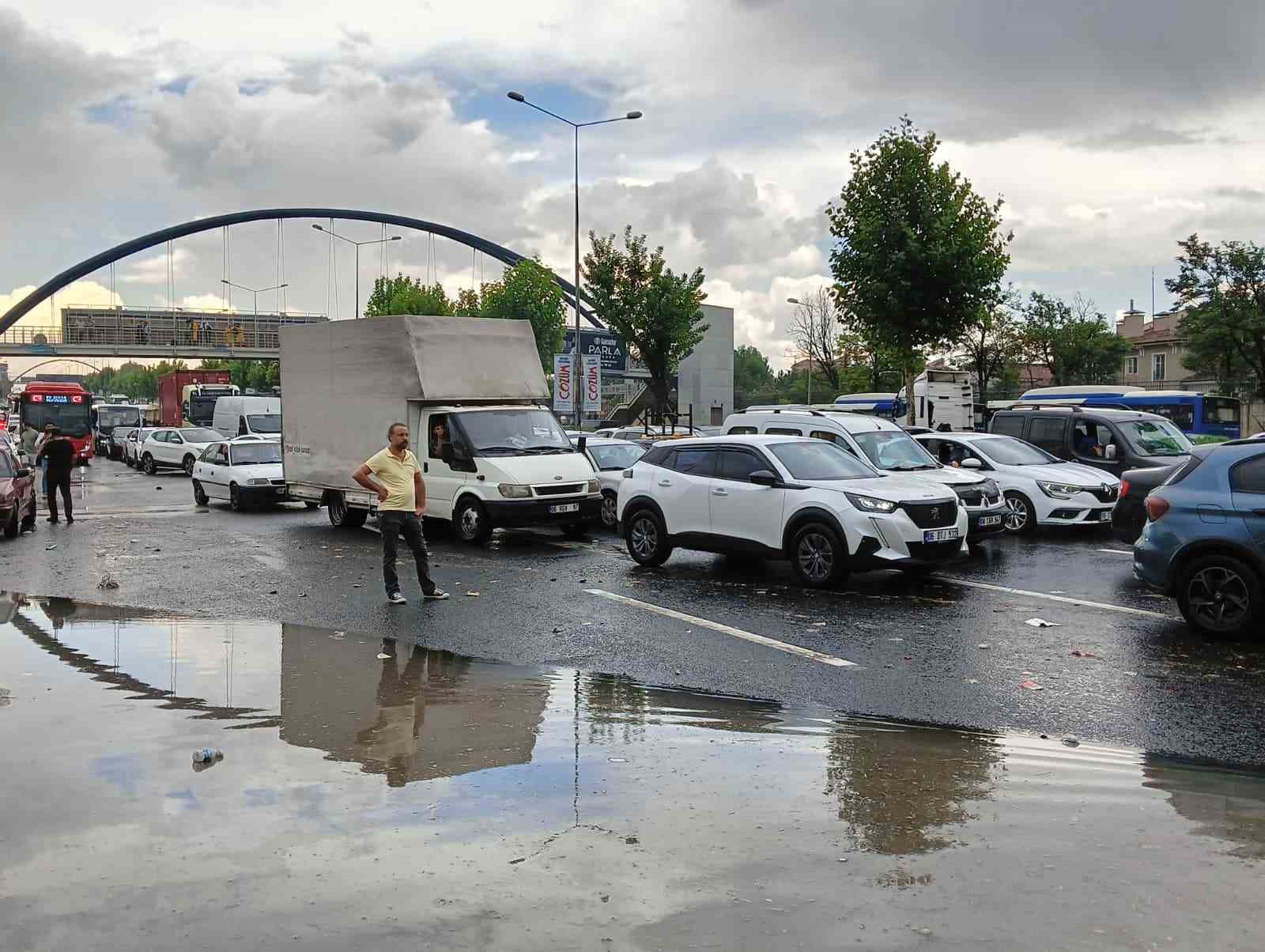 Ankara’da etkili olan yağış yolu kapattı
