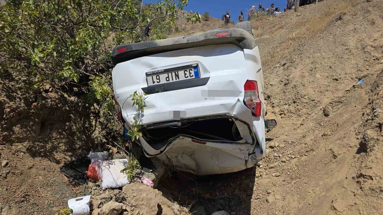 Hafif ticari araç uçuruma yuvarlandı: 1 ölü, 4 yaralı