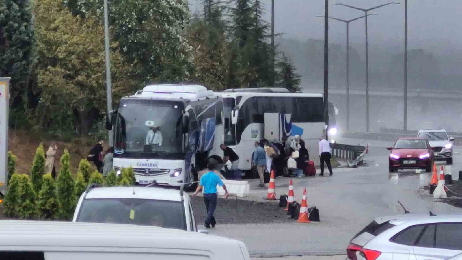 Otob&uuml;sler &ccedil;arpıştı, yolcular ıslanmamak i&ccedil;in bagaj kapaklarını a&ccedil;tılar
