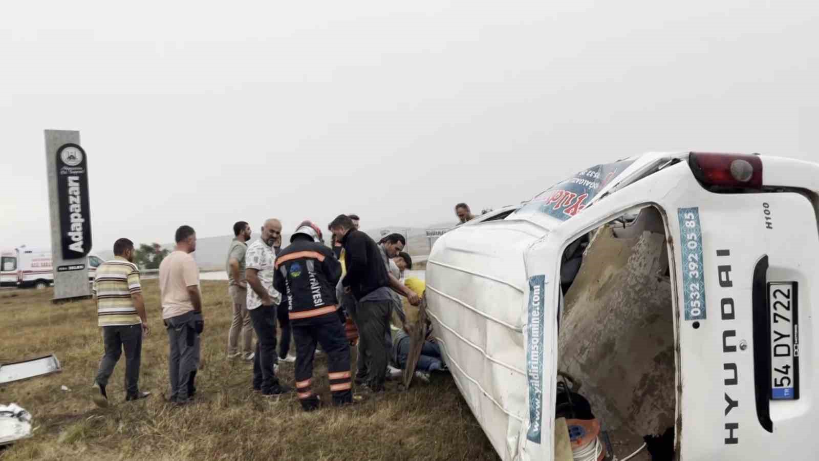 Kayganlaşan yolda minib&uuml;s devrildi: 3 yaralı
