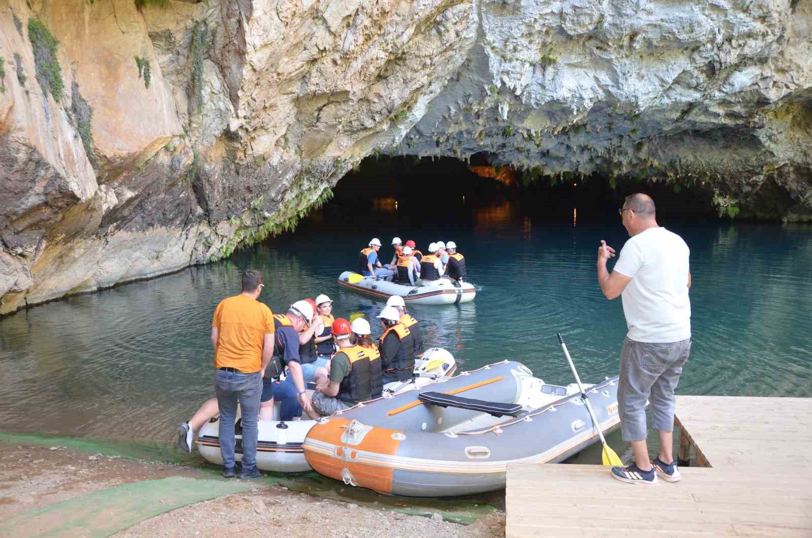 D&uuml;nyaca &Uuml;nl&uuml; Altınbeşik Mağarası&rsquo;da ziyaret&ccedil;ilerin kilitli tuvalet tepkisi
