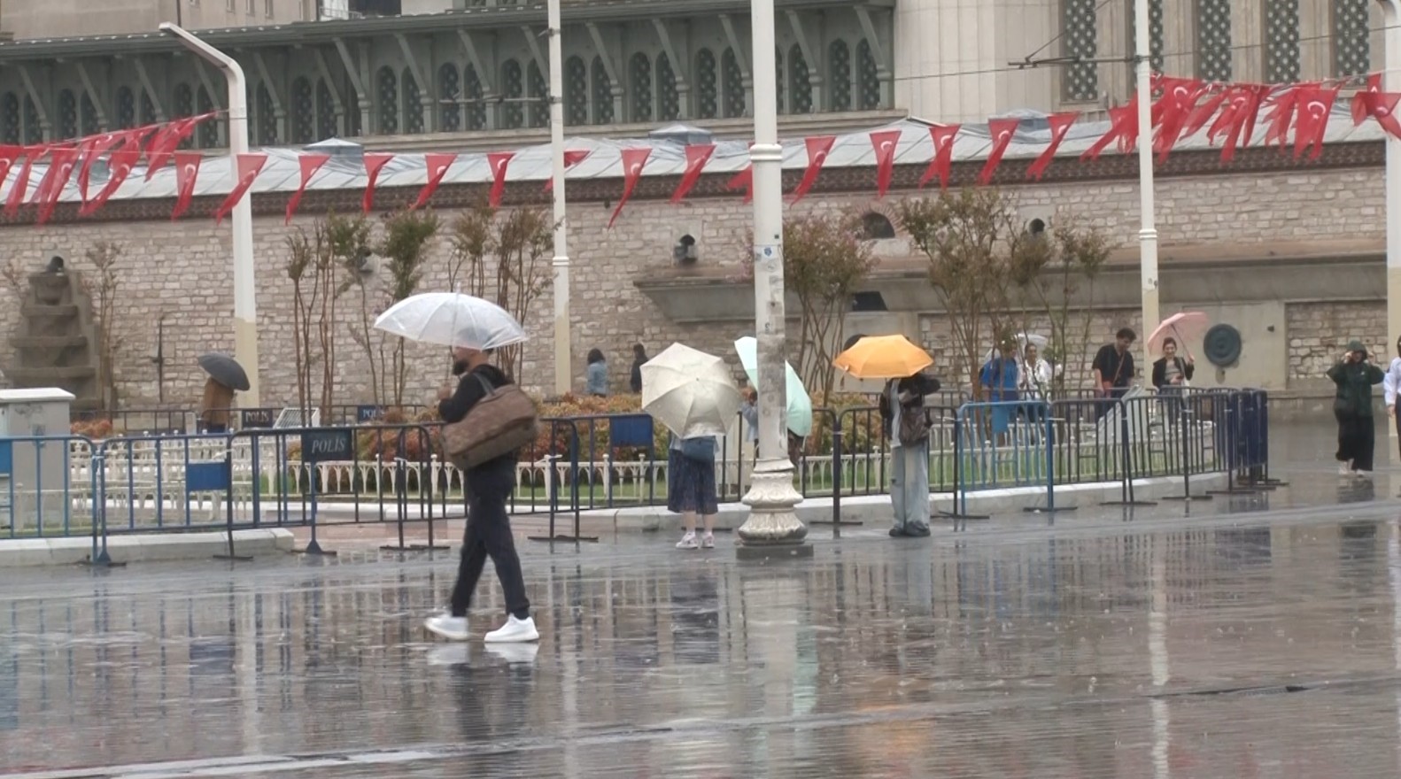 Taksim&rsquo;de yağışlı hava etkisini s&uuml;rd&uuml;r&uuml;yor
