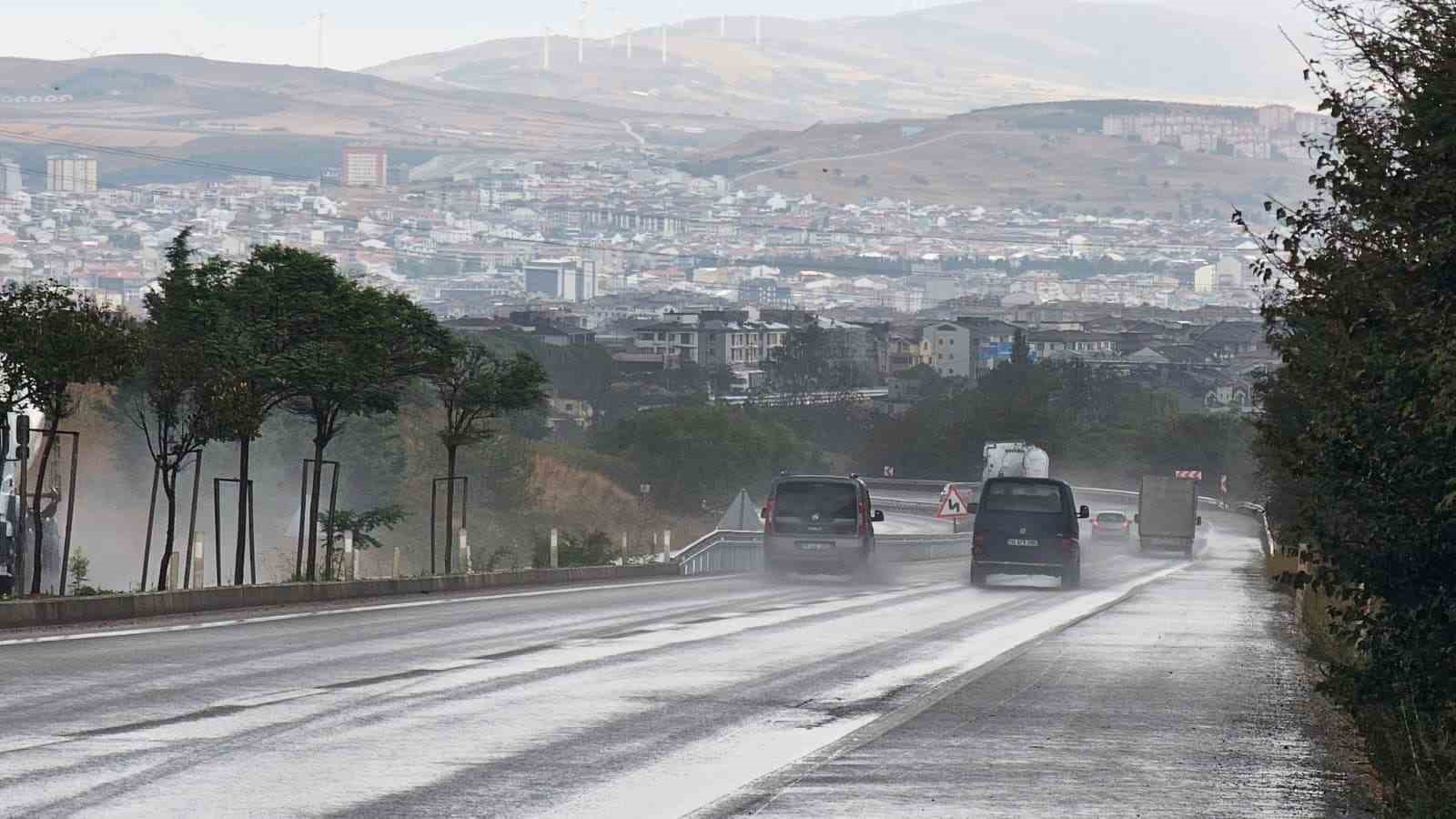 Bandırma&rsquo;da sabah yağmuru serinlik getirdi
