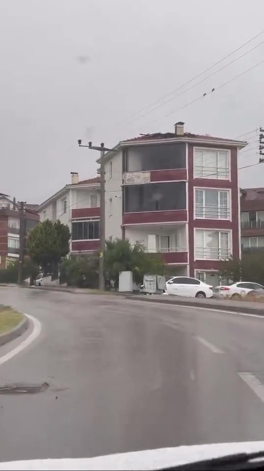 Kocaeli&rsquo;de sağanak: Yıldırım evin &ccedil;atısına d&uuml;şt&uuml;
