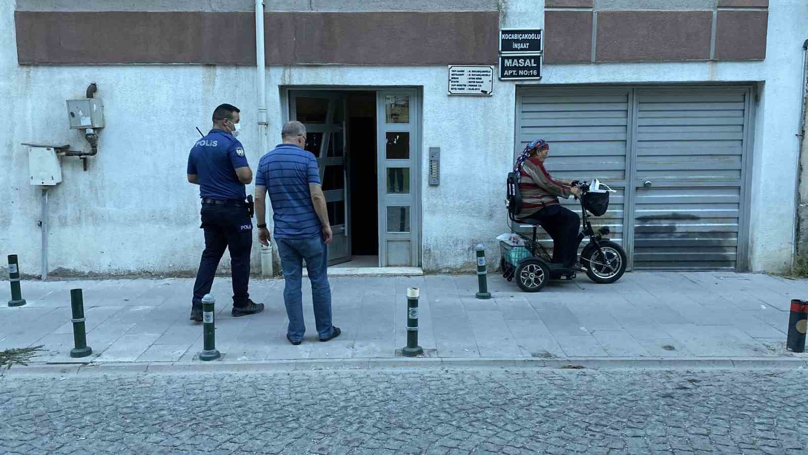 Daireden yayılan ağır koku ekipleri harekete ge&ccedil;irdi
