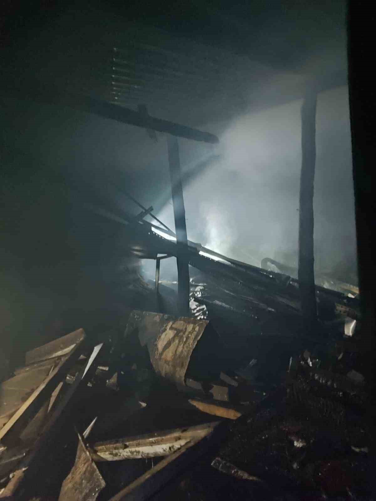 &Ouml;zalp&rsquo;ta pasajda yangını
