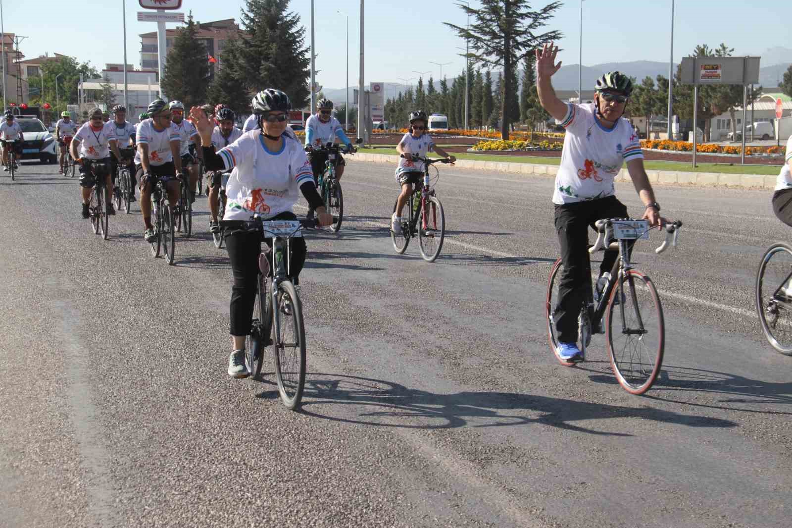 Bisiklet tutkunları, d&uuml;zenlenen festivalle Beyşehir G&ouml;l&uuml; etrafında pedal &ccedil;evirecek
