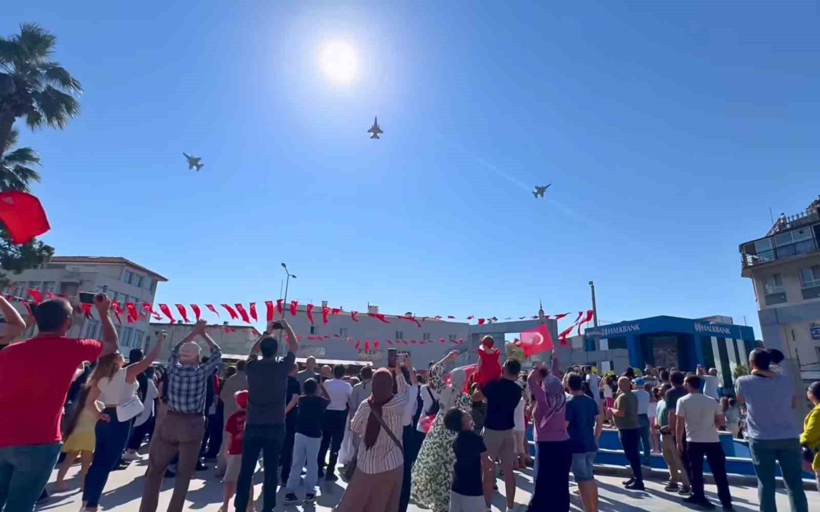 Söke’de hava kuvvetleri uçaklarının gösteri uçuşu gurur yaşattı