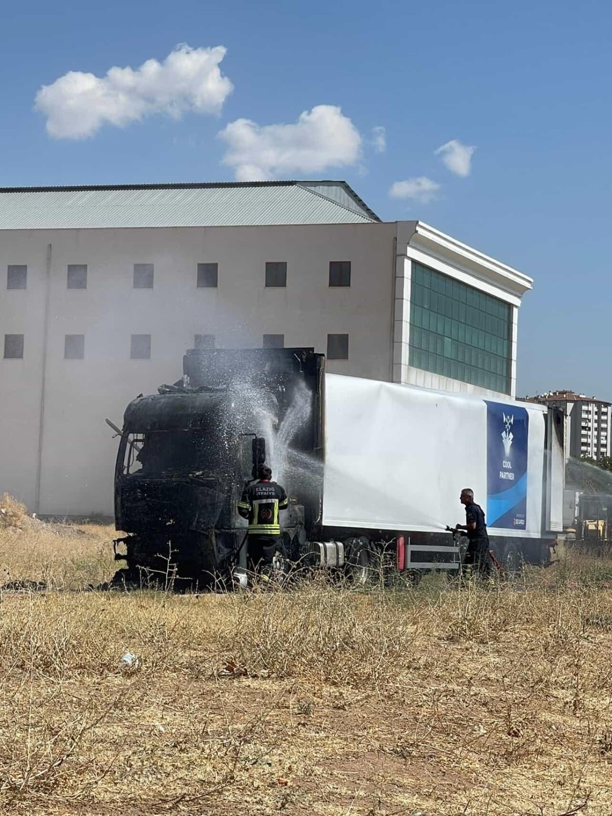 Elazığ&rsquo;da tır alevlere teslim oldu
