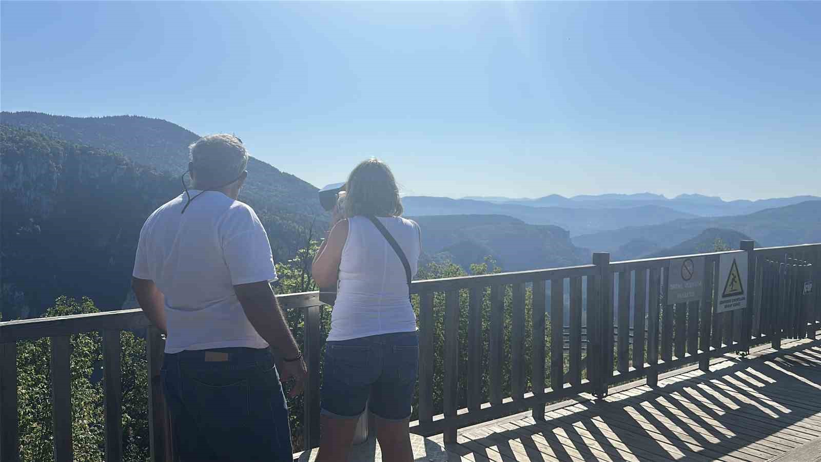 450 metrede adrenalin ve görsel şölen bir arada: Cam teras ziyaretçi akınına uğruyor