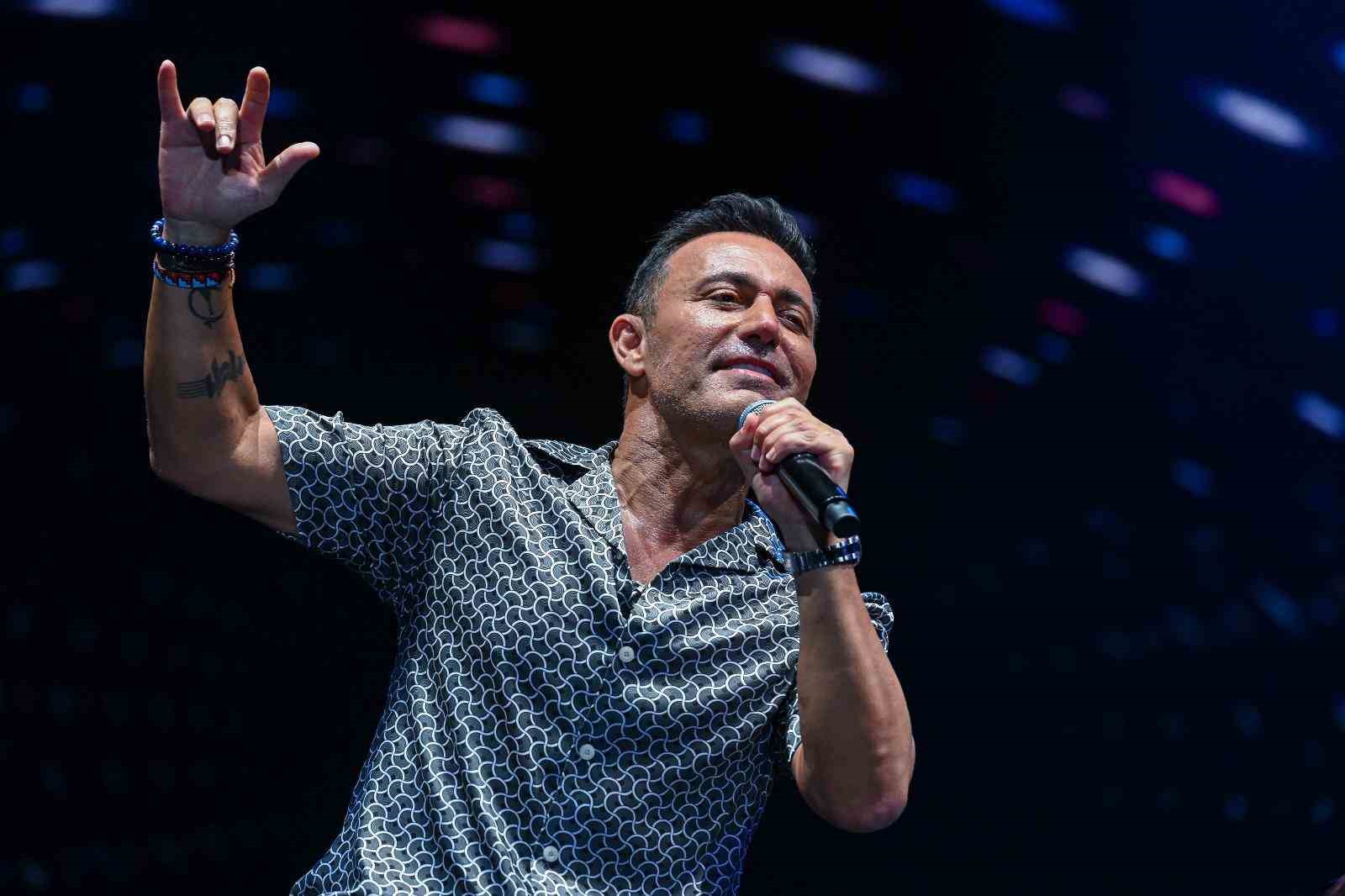 İzmir’de Mustafa Sandal coşkusu