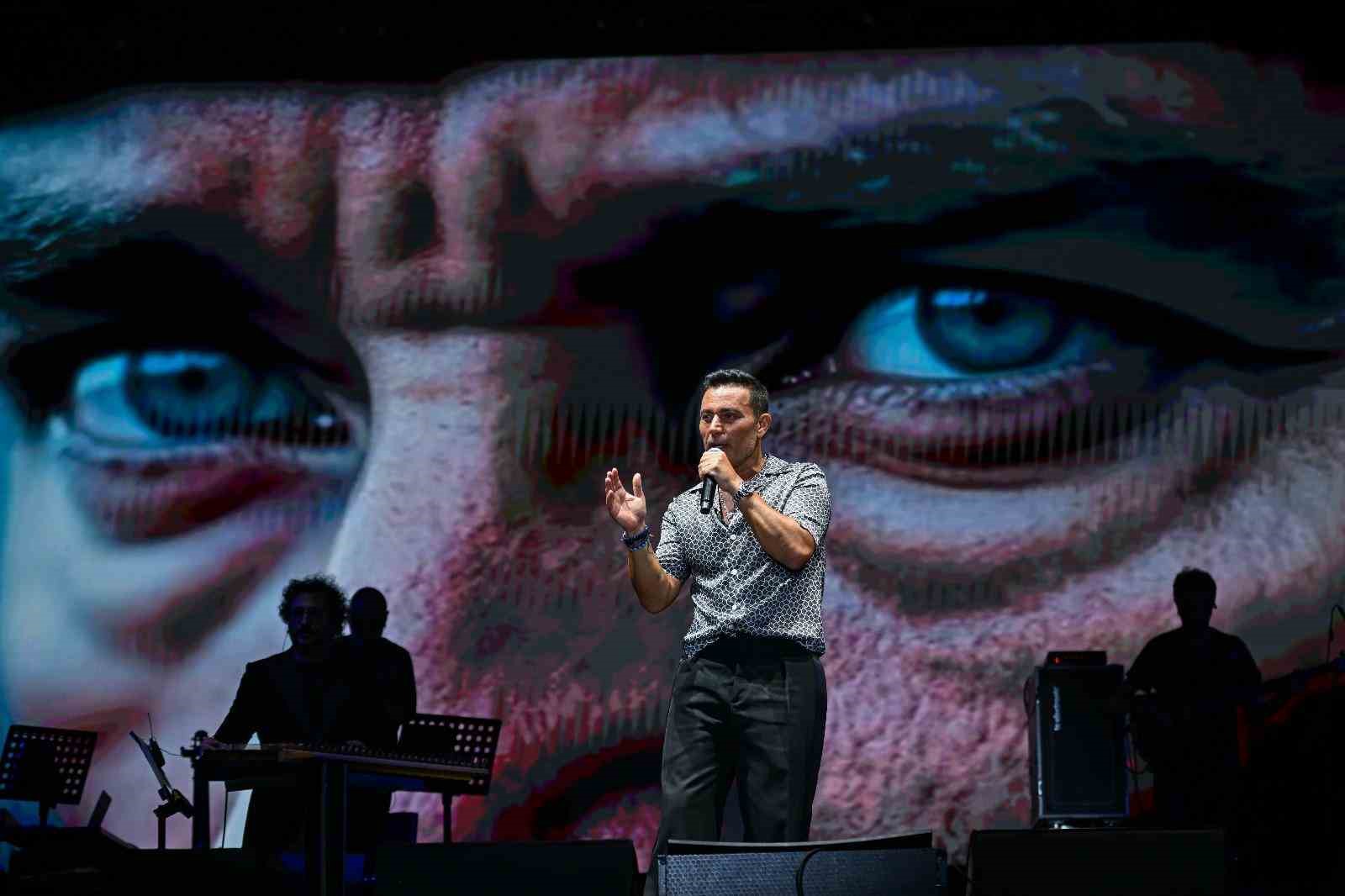 İzmir’de Mustafa Sandal coşkusu
