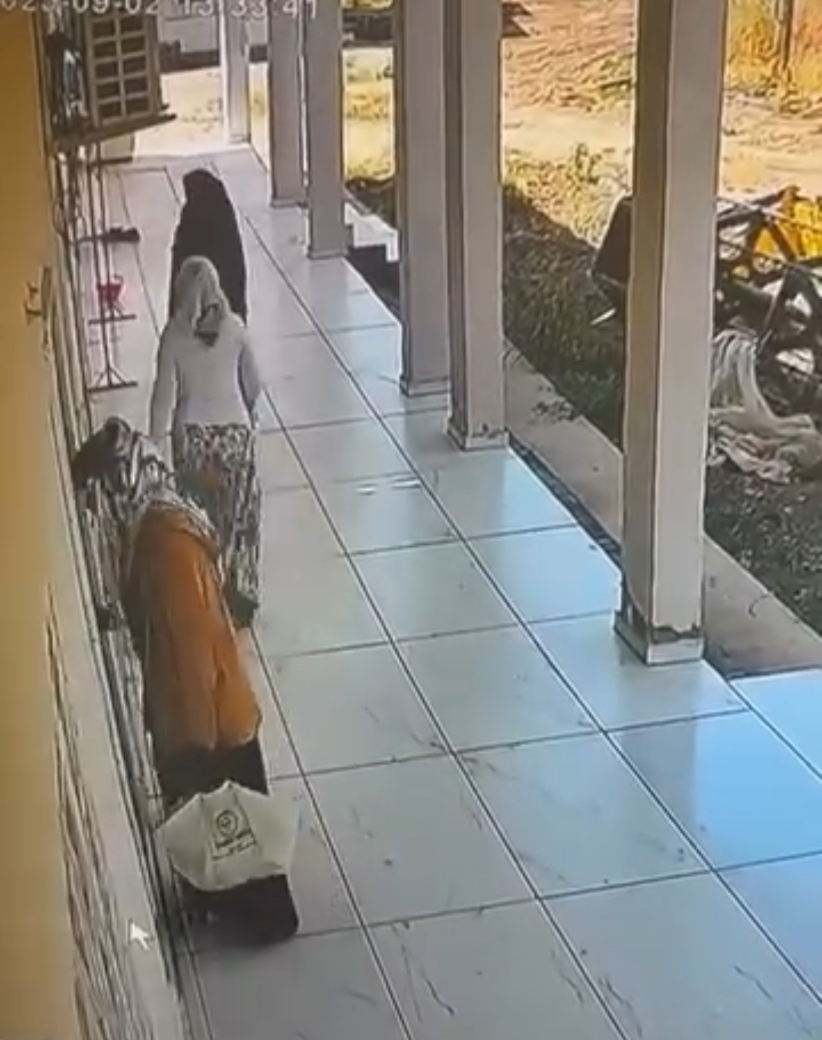 Mardin&rsquo;de 3 kadının hırsızlık girişimi kameraya yansıdı
