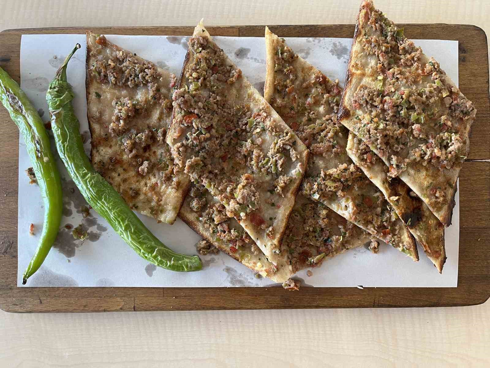 Konyalı ustalar, milli ma&ccedil; i&ccedil;in Konya&rsquo;ya gelen misafirleri etliekmek yemeğe davet etti
