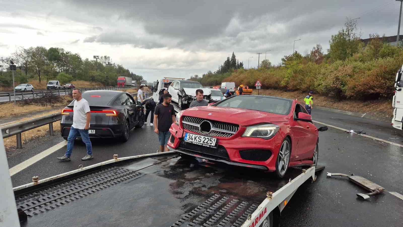 Otoyolda 4 ayrı kazada 30 araç birbirine girdi