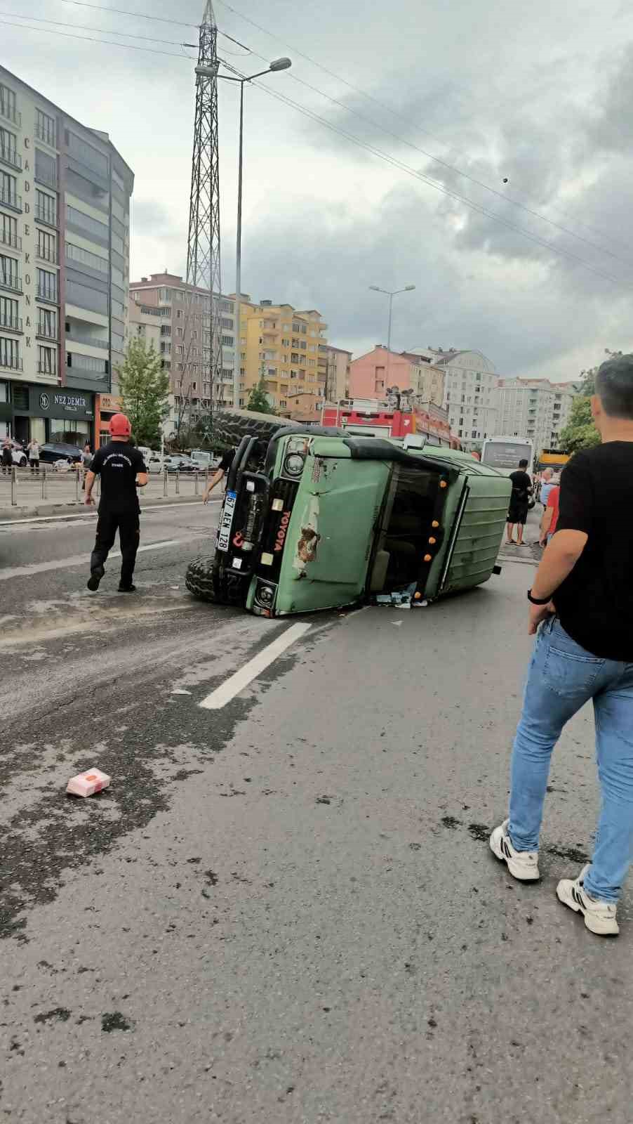 Karadeniz Ereğli&rsquo;de kontrolden &ccedil;ıkan ara&ccedil; devrildi
