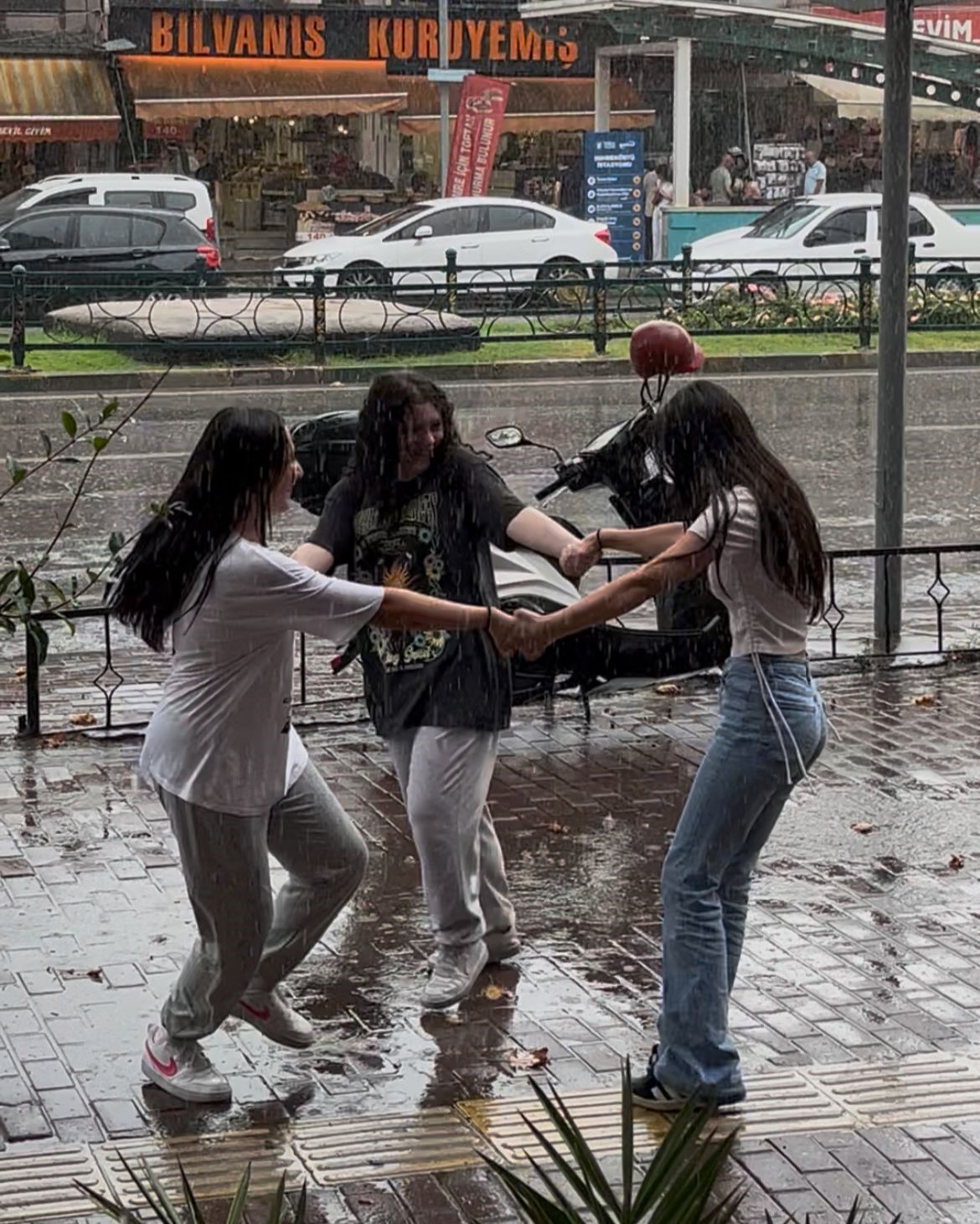 Bursa&rsquo;da yağmur sevinci...B&ouml;yle dans ettiler
