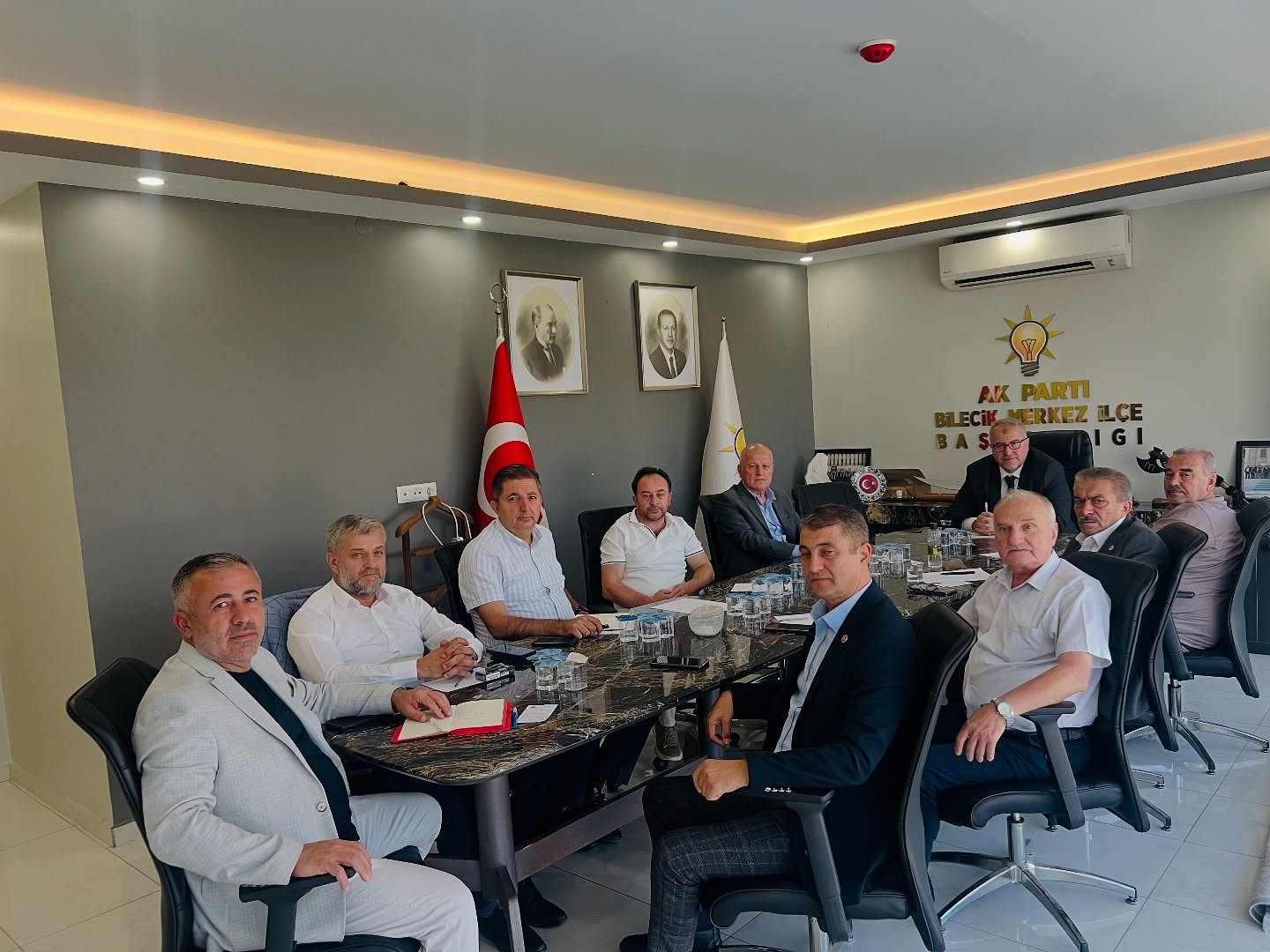 AK Parti&rsquo;de yatırımlar ve projeler masaya yatırıldı
