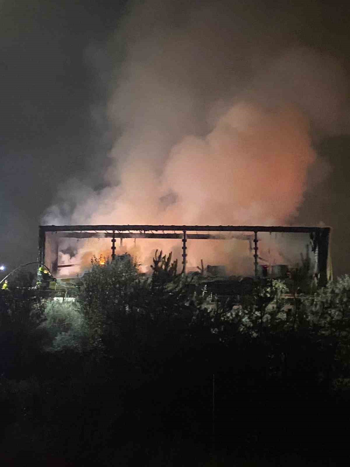 TEM Otoyolu’nda tırın dorsesi alev alev yandı