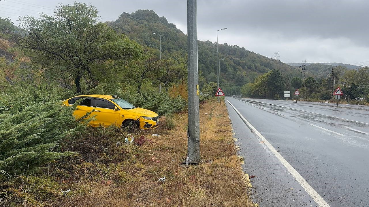 Alaplı’da ticari taksi aydınlatma direğine çarptı: 1 yaralı