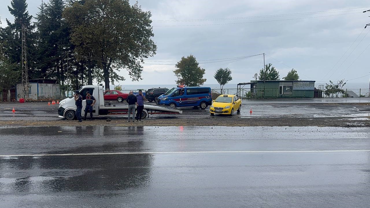 Alaplı&rsquo;da ticari taksi aydınlatma direğine &ccedil;arptı: 1 yaralı
