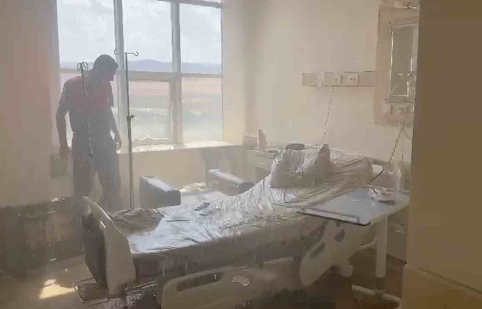 Sigaranın &ccedil;ıkardığı yangın hastaneyi k&uuml;le &ccedil;eviriyordu
