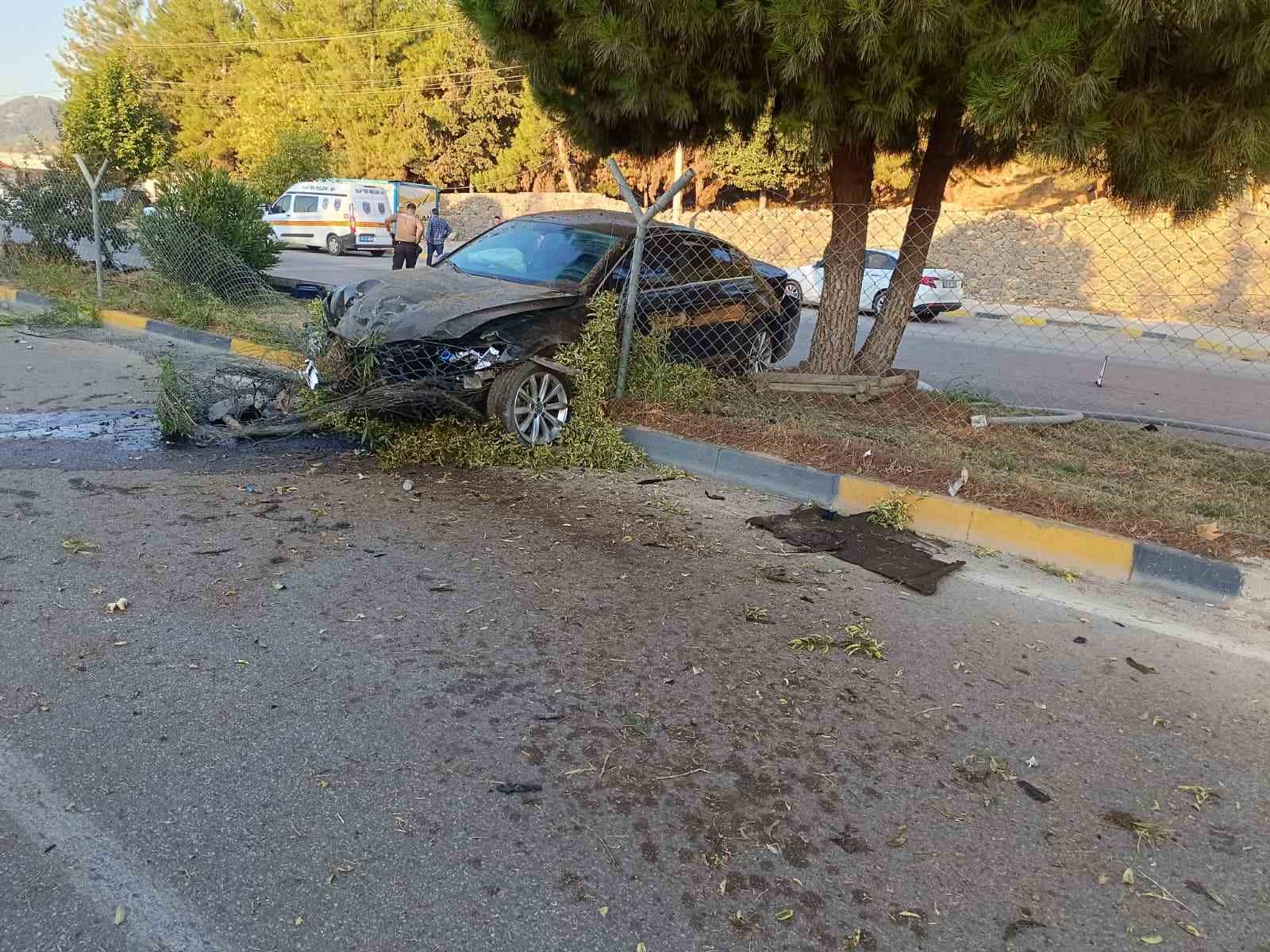 Gaziantep’te kontrolü kaybolan otomobil refüje çıktı: 1 yaralı