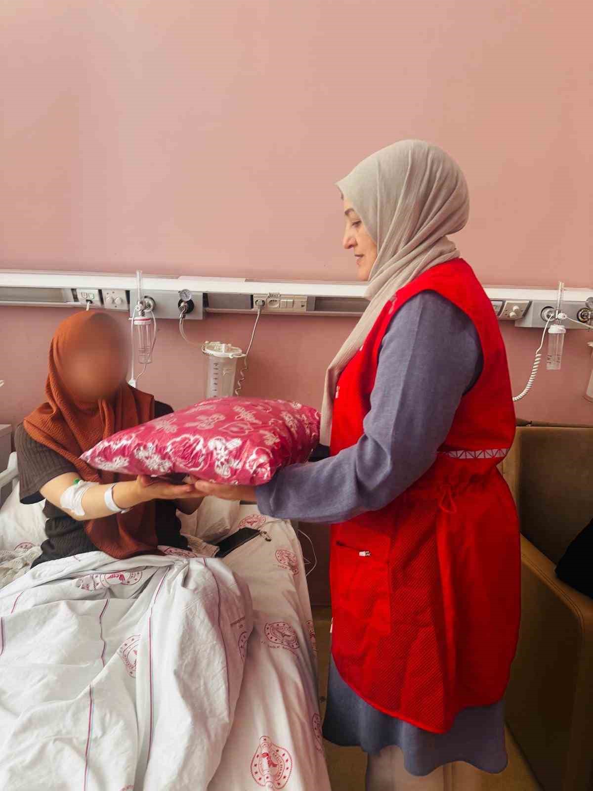 Patnos Kızılay’dan annelere ve yeni doğanlara "Sevgi Bohçası" hediyesi