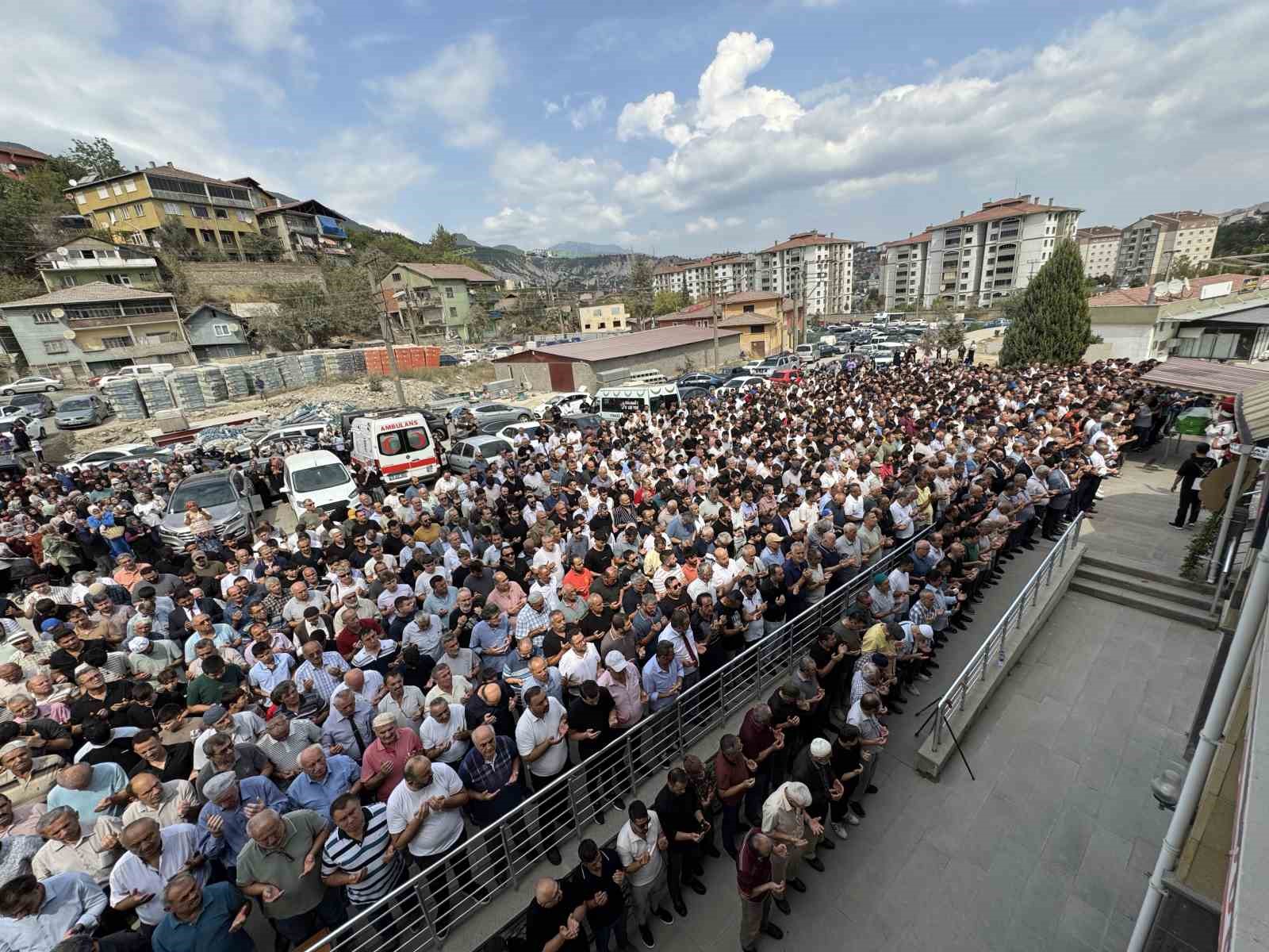 KARDEMİR’deki iş kazasında yaşamını yitiren Yağız’ı yüzlerce kişi uğurladı