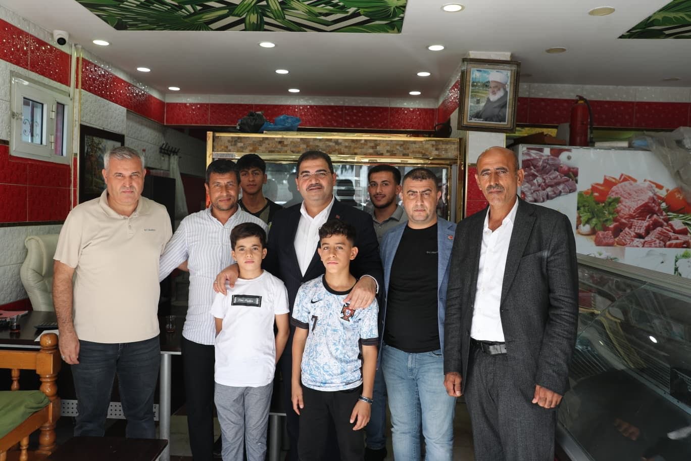 Canpolat, halkla i&ccedil; i&ccedil;e olmayı s&uuml;rd&uuml;r&uuml;yor
