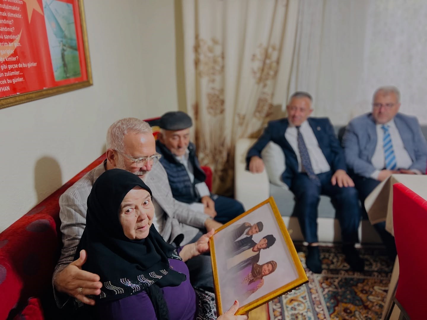 AK Parti heyeti şehit ailesi ile bir araya geldi
