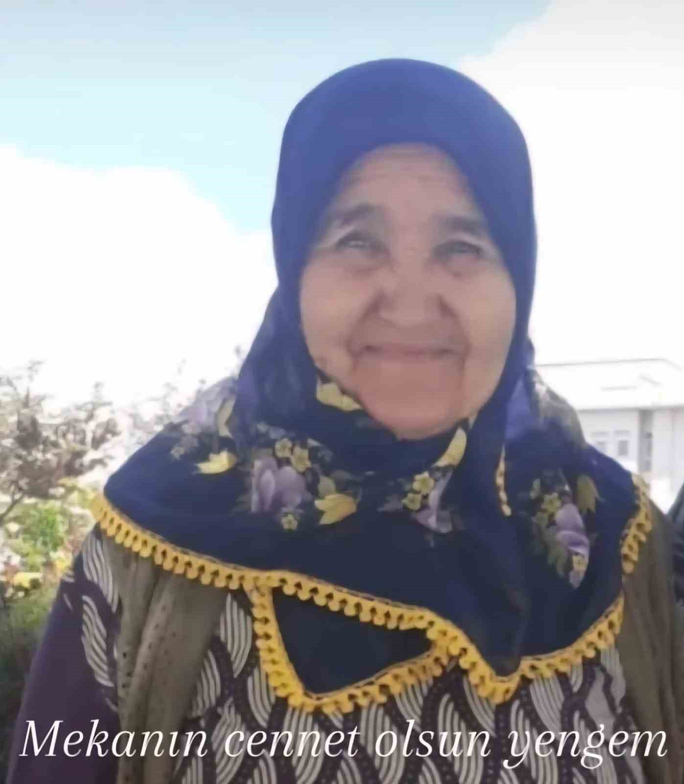 &Uuml;niversite kaydı i&ccedil;in &ccedil;ıktıkları yolda yanarak can veren babaanne, oğlu ve torunu toprağa verildi
