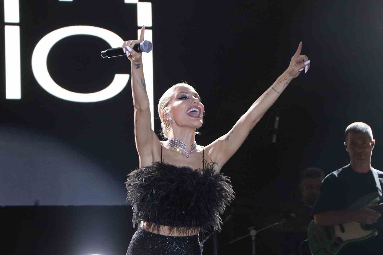 İrem Derici Sökelileri coşturdu