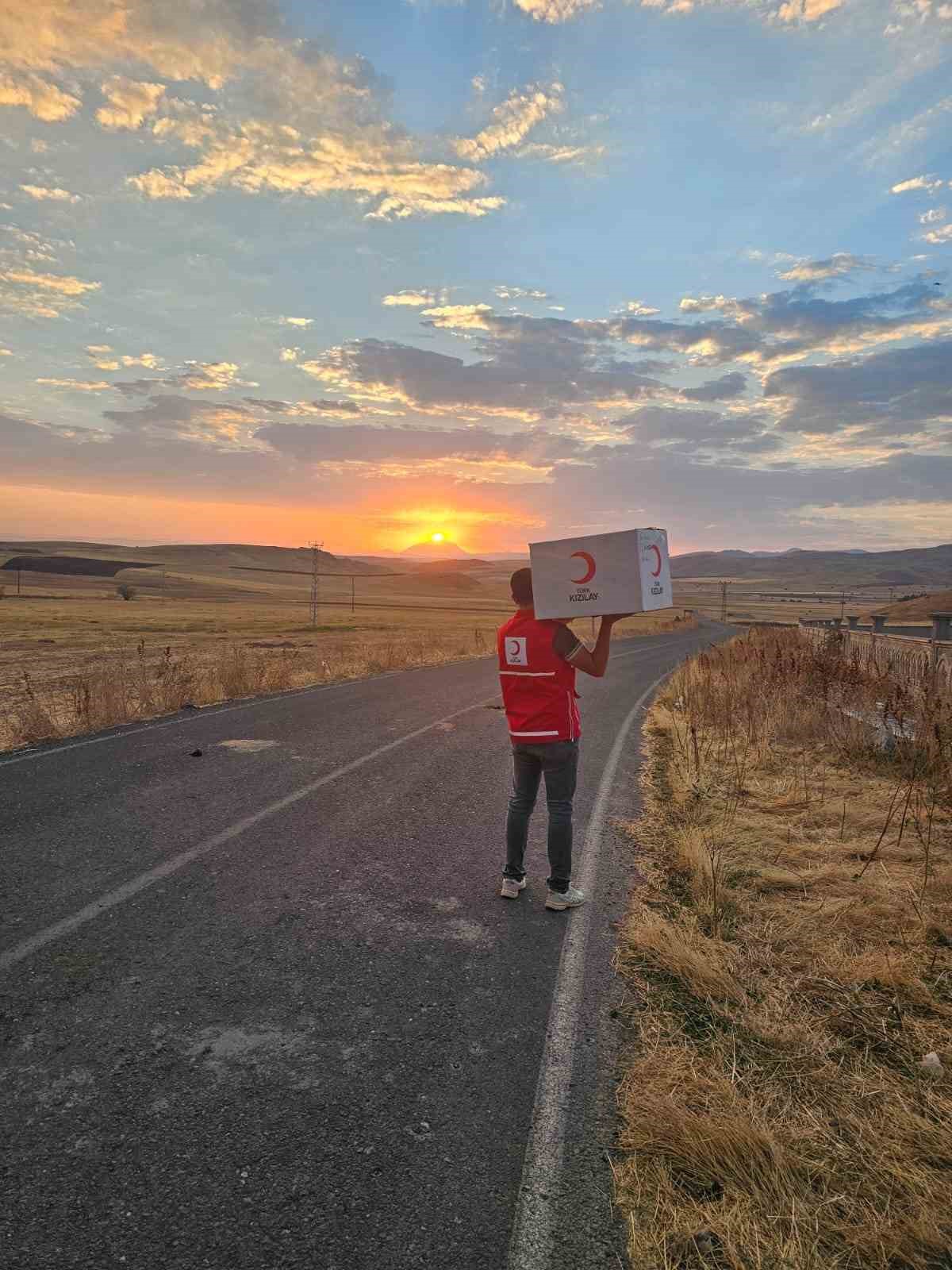 Kızılay g&ouml;n&uuml;ll&uuml;leri Ağrı&rsquo;da k&ouml;y ziyaretleriyle &ccedil;ocukları sevindirdi
