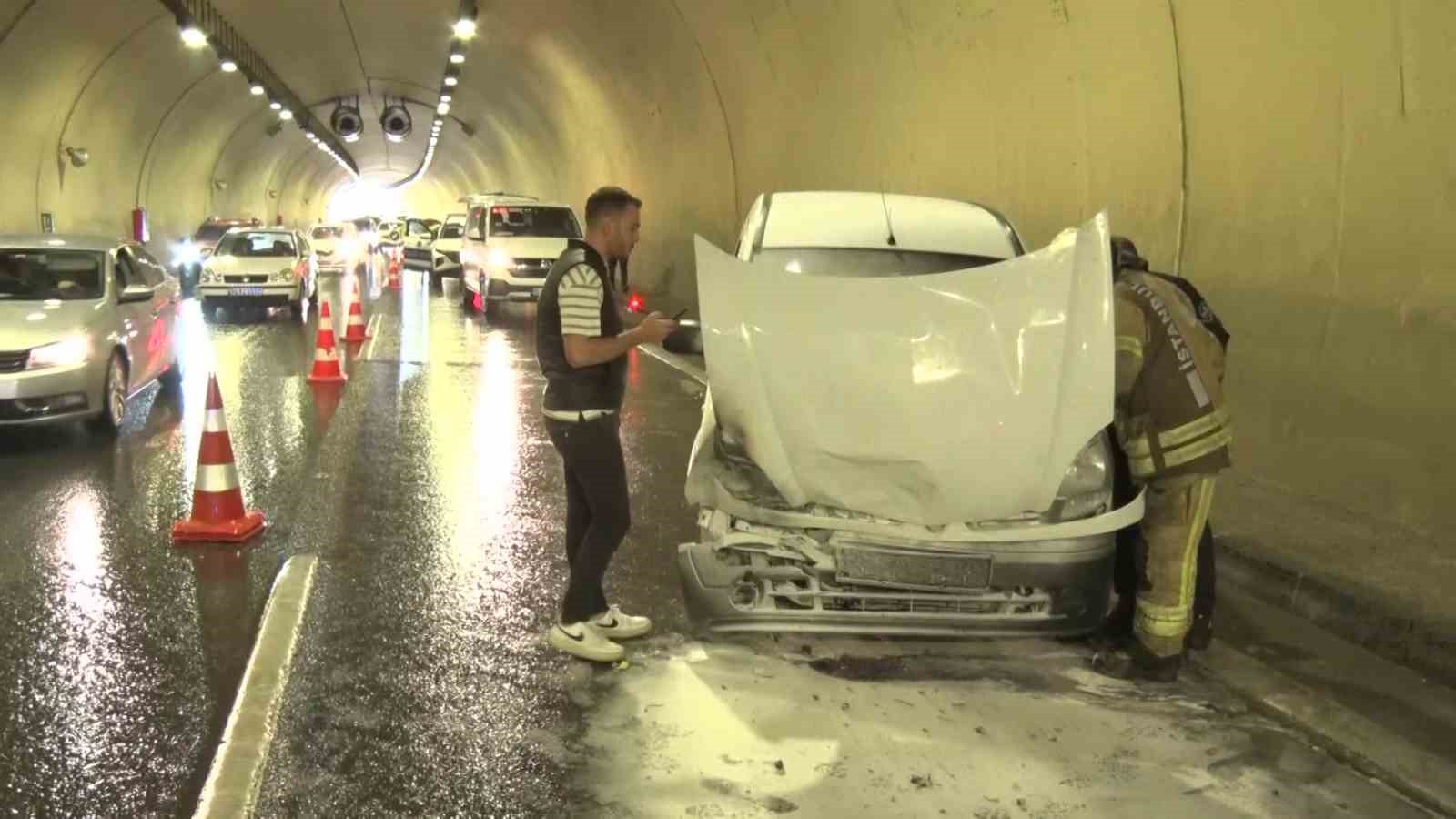 &Uuml;sk&uuml;dar&rsquo;da t&uuml;nel i&ccedil;inde zincirleme kaza: 1 ara&ccedil; yandı
